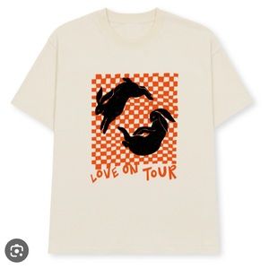 harry sytles love on tour tshirt! brand new! size medium!